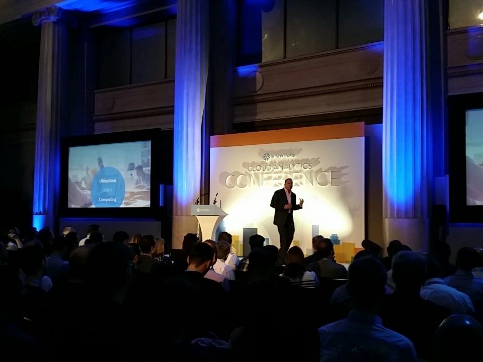 KentGraziano's tweet photo. #CloudAnalytics17 #London @SnowflakeDB CEO @Bob_Muglia doing his thing. Talking about #CloudNative #ElasticDW #YourDataNoLimits https://t.co/YHSTbcM87M