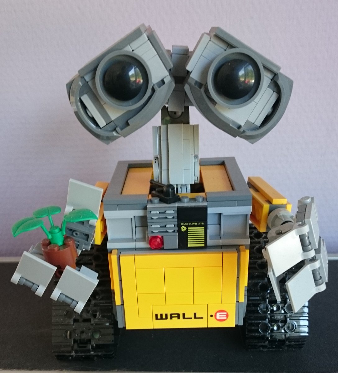 Hij blijft toch vertederend deze #WallE van #LEGO. Als je hem voorziet van motoren uit de #WeDo dozen, kan WallE ook rijden.