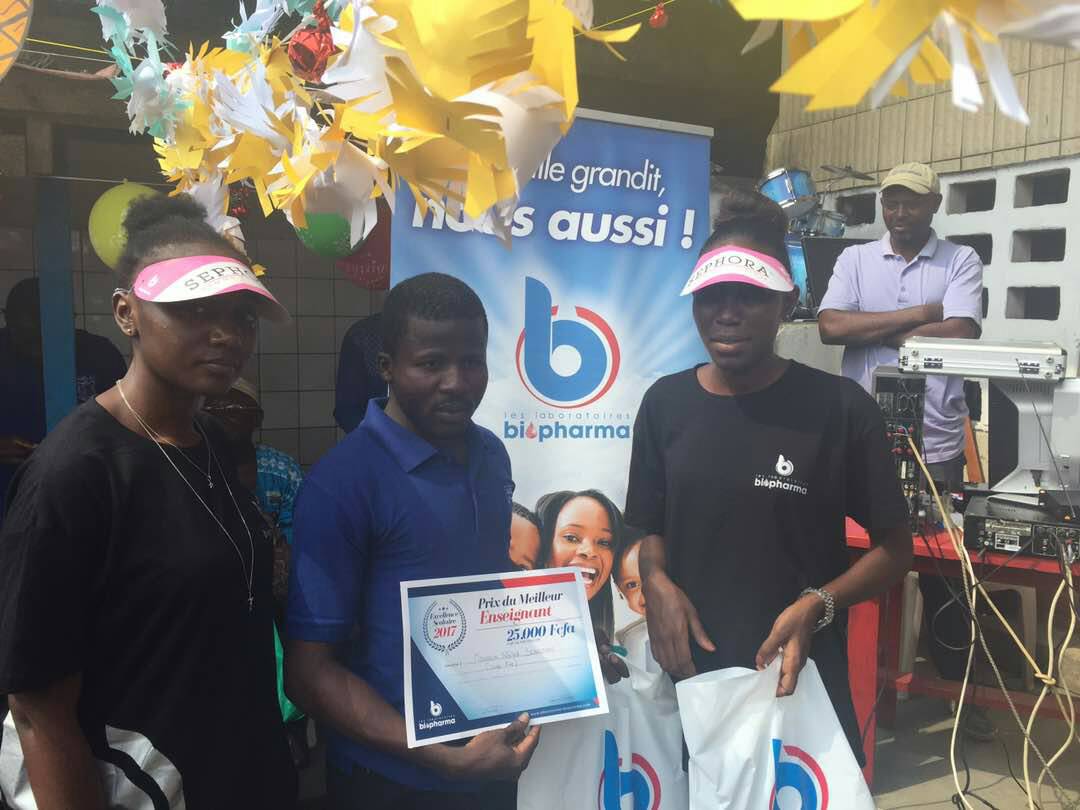 MobyBebe_Bio's tweet photo. Première étape du programme Excellence Scolaire'2017, le 27 Mai dernier à Douala. Plus d'infos &amp; dates à venir : https://t.co/WAW2a4xEyJ https://t.co/3Qdare79sS