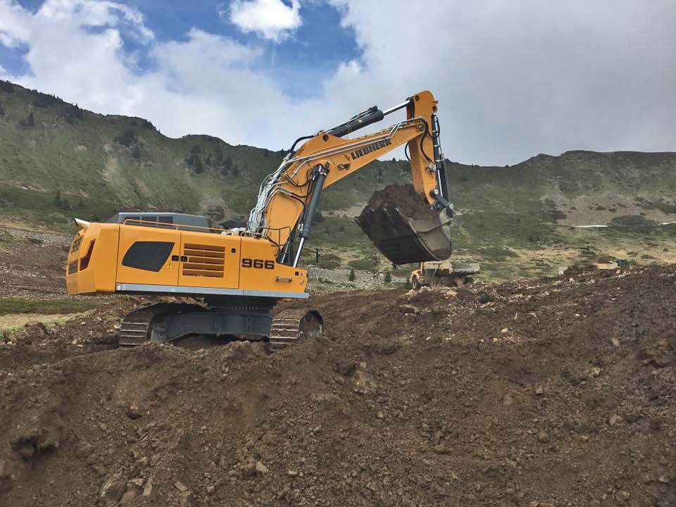 XCentricFrance's tweet photo. Première mondiale, livraison #MarjolletTP de 3 #Xcentric #GoMoon sur #liebherr 966 #Caterpillar 349, #Hyundai HX520. Avec Godets #GoBucket ! https://t.co/Bk7rtruCGH