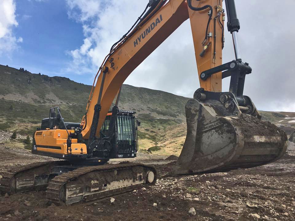 XCentricFrance's tweet photo. Première mondiale, livraison #MarjolletTP de 3 #Xcentric #GoMoon sur #liebherr 966 #Caterpillar 349, #Hyundai HX520. Avec Godets #GoBucket ! https://t.co/Bk7rtruCGH