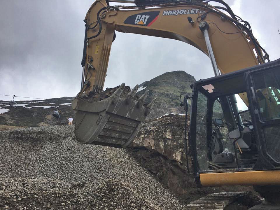 XCentricFrance's tweet photo. Première mondiale, livraison #MarjolletTP de 3 #Xcentric #GoMoon sur #liebherr 966 #Caterpillar 349, #Hyundai HX520. Avec Godets #GoBucket ! https://t.co/Bk7rtruCGH