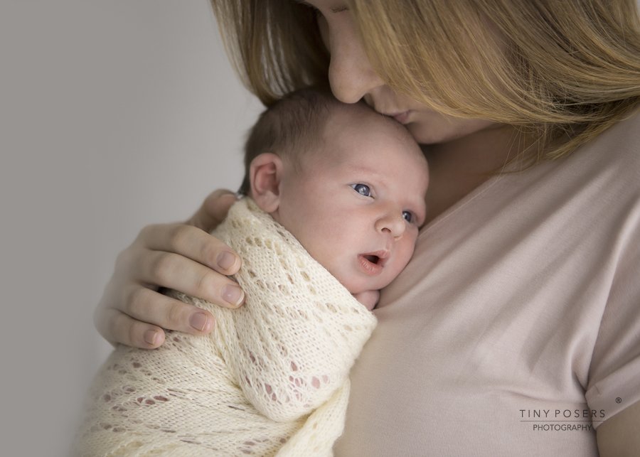 TinyPosers's tweet photo. A mothers kiss. See more on the blog.
https://t.co/qXqWE39DgJ
#kristinamack #tinyposers #newbornposing #newborntraining 
. https://t.co/wq3ZIHmoWh