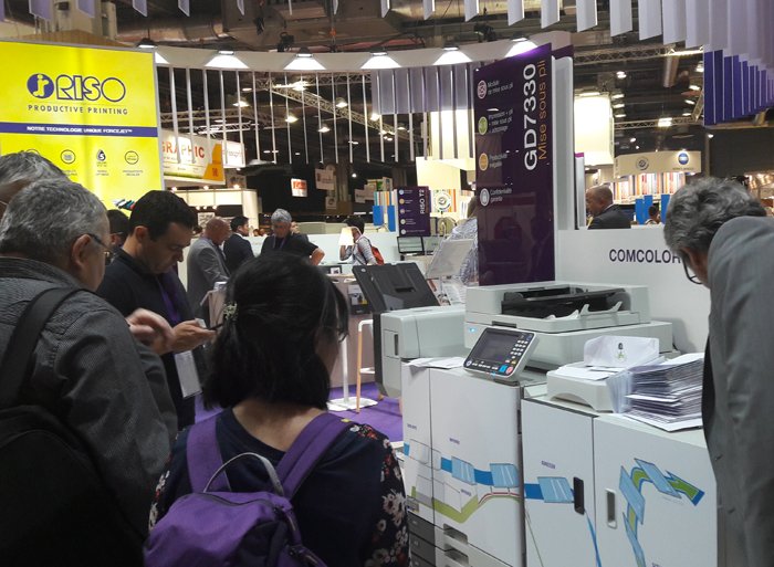 RISOFrance's tweet image. Dernier jour de @SalonGraphitec. Nous avons le plaisir de recevoir le @RugAsso sur notre stand. #GRAPHI2017