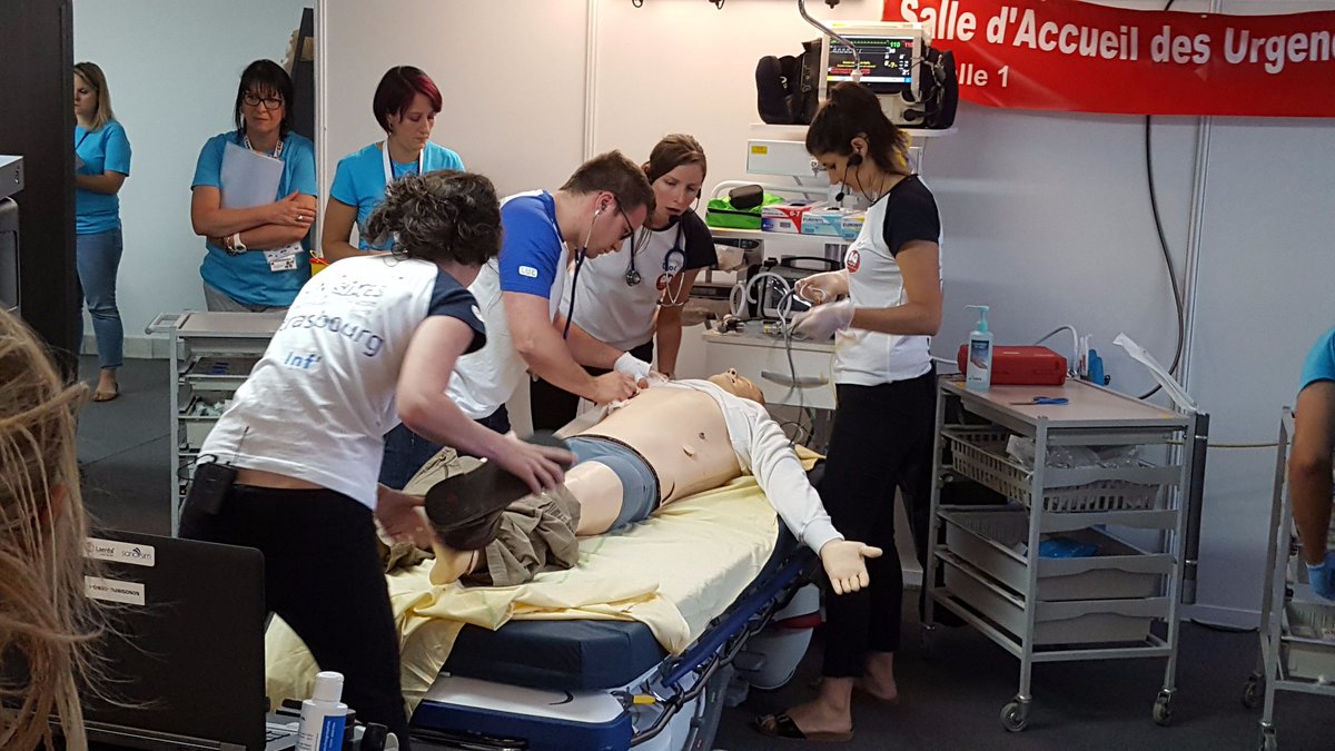 LaerdalFrance's tweet image. C'est parti pour la #simcup à #Urgences2017 ! Un briefing des équipes.... et c'est parti !