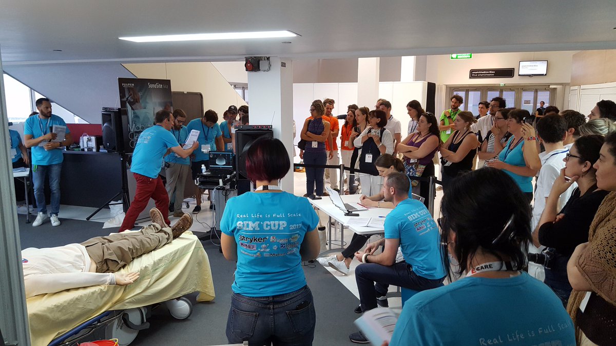 LaerdalFrance's tweet image. C'est parti pour la #simcup à #Urgences2017 ! Un briefing des équipes.... et c'est parti !