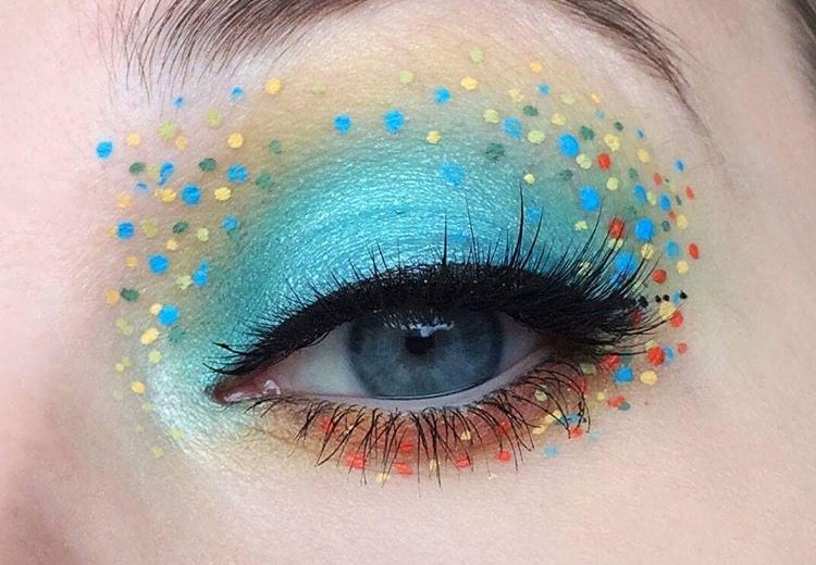 YLPeluquerias's tweet photo. La nueva tendencia viral que se ha apoderado de #Instagram, lunares de colores que cubren todo el párpado: https://t.co/DiVVYsueNC #Belleza https://t.co/xhtRxluFWy