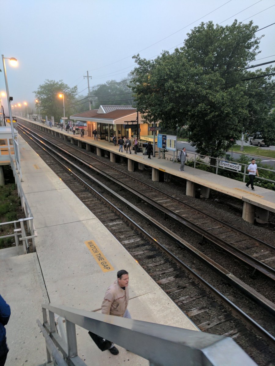 Lucky7Aida's tweet photo. Thanks to @LIRR for giving 5:29 Ronkonkoma passengers1 min to get to the other side of the track #commuterproblems #alwaysanissue @1010WINS https://t.co/b423J43UBw