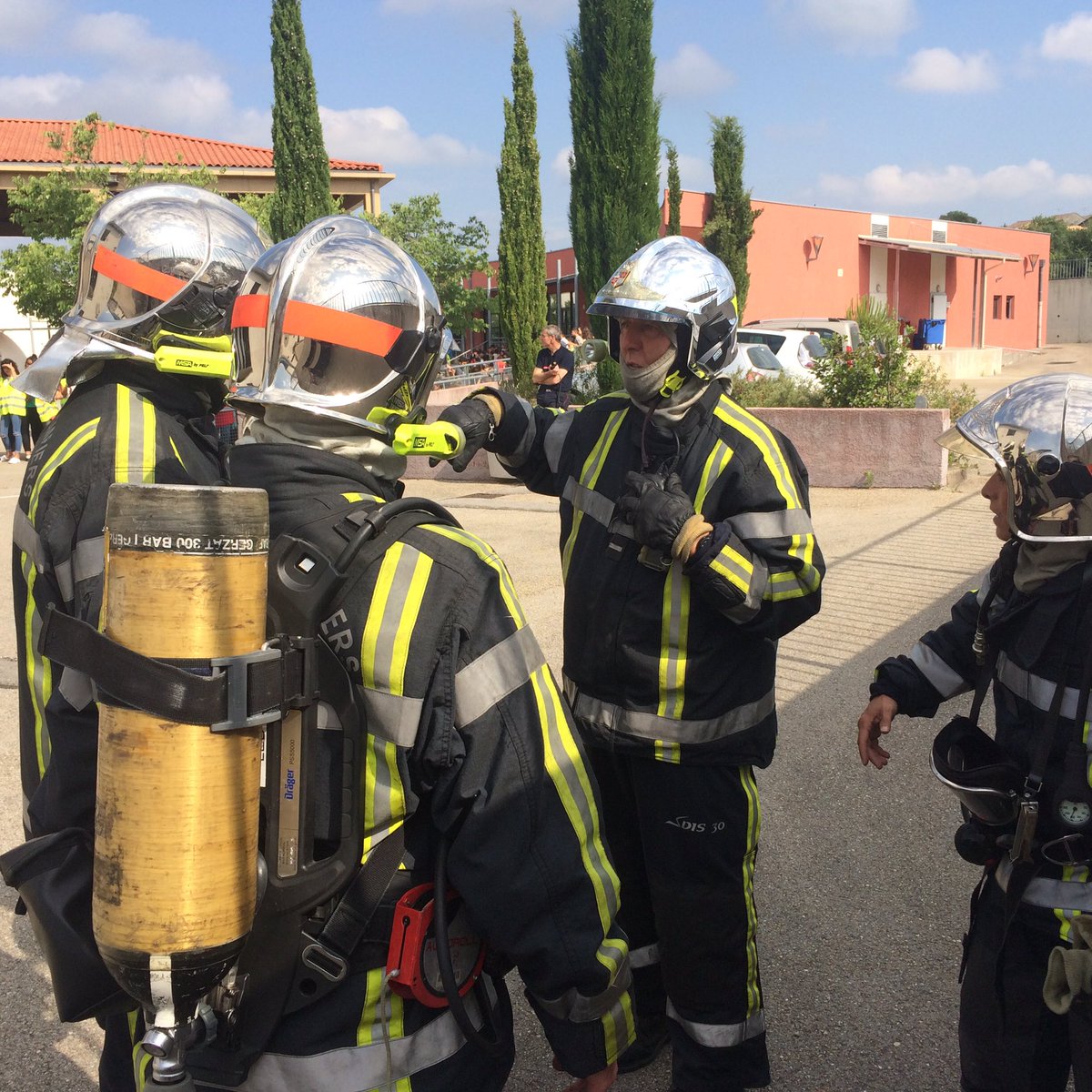 pompiersdugard's tweet photo. Exercice #Explosion au collège de #Ledignan. Les #Elèves et les #Pompiers 🚒 s'exercent à des #Risques pour agir comme en #Intervention #APC https://t.co/TWdt6sALP5