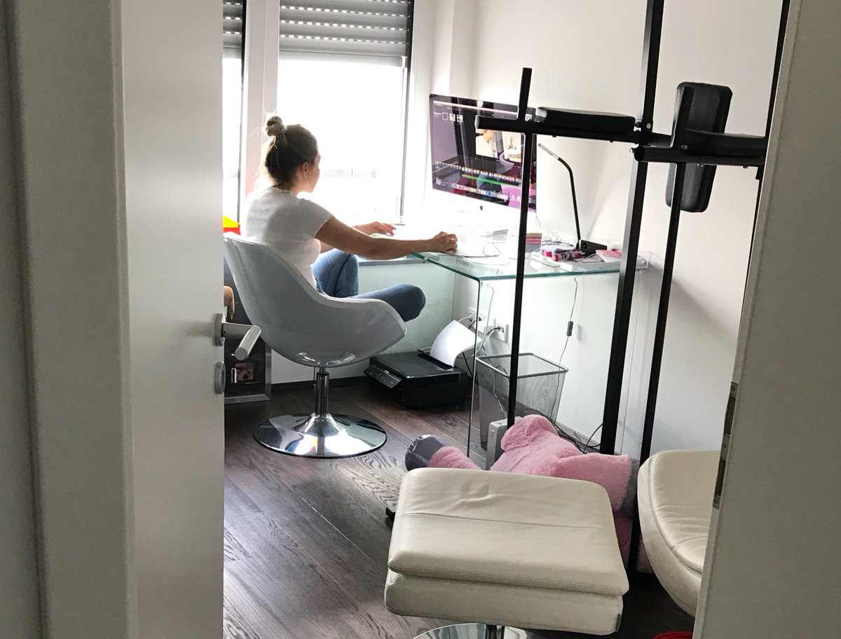 Uuuuih .. Bibi schneidet gerade mein Video .. 😏

Hab ich sie gut erzogen oder hab ich sie gut erzogen ? 😂😂