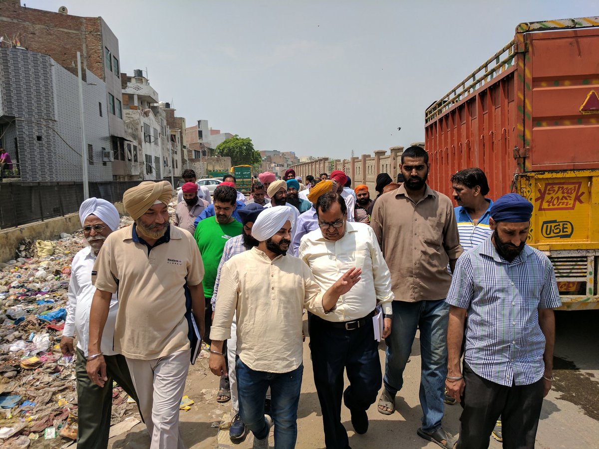 JarnailSinghAAP's tweet photo. विष्णु क्षेत्र में अधिकारियों के साथ दौरा,
क्षेत्रवासियों के आदेश पर नाले की टूटी दीवार,स्ट्रीट लाइट,सड़क व फुटपाथ बनाने के निर्देश दिए गए.. https://t.co/dP59LSxfS6