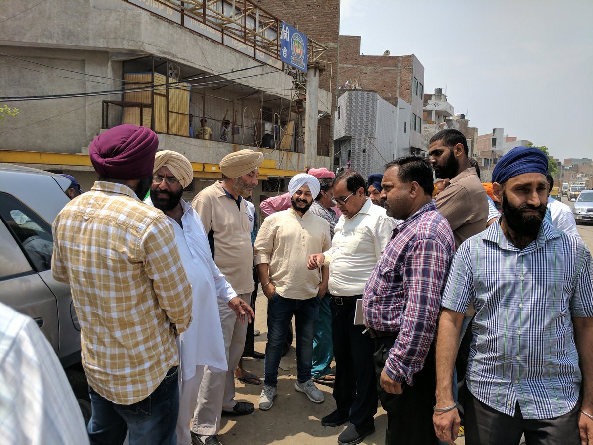 JarnailSinghAAP's tweet photo. विष्णु क्षेत्र में अधिकारियों के साथ दौरा,
क्षेत्रवासियों के आदेश पर नाले की टूटी दीवार,स्ट्रीट लाइट,सड़क व फुटपाथ बनाने के निर्देश दिए गए.. https://t.co/dP59LSxfS6
