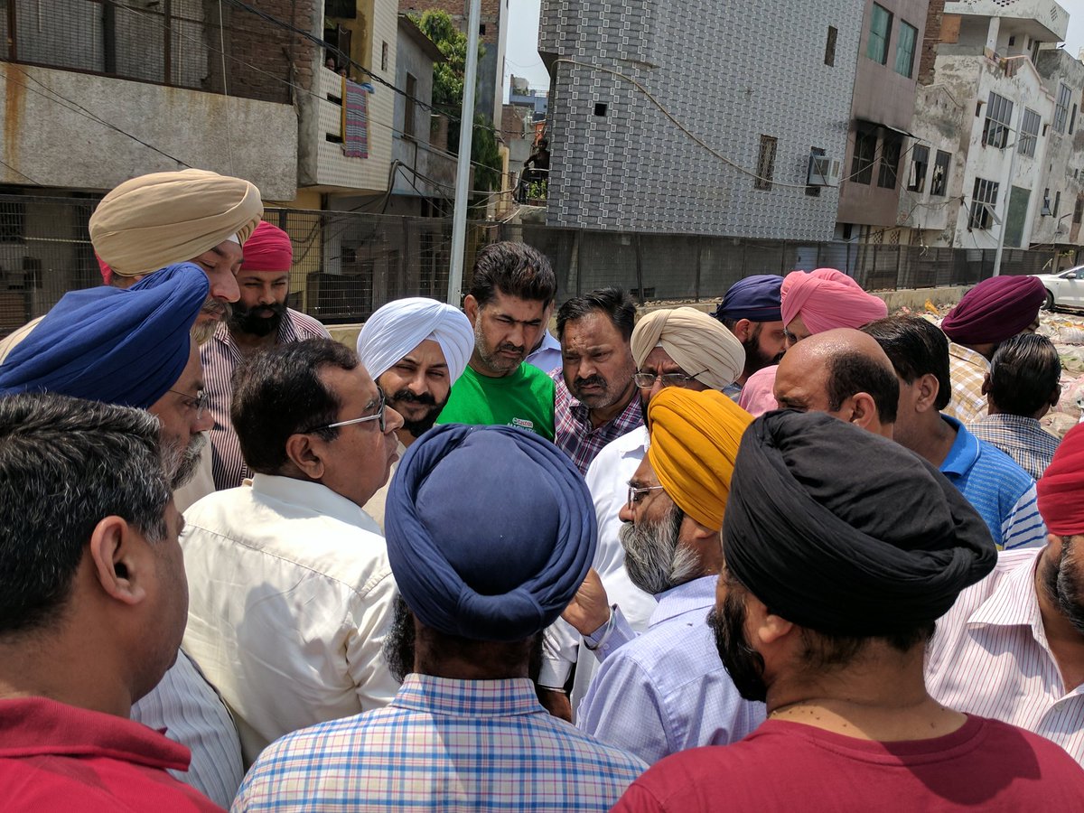 JarnailSinghAAP's tweet photo. विष्णु क्षेत्र में अधिकारियों के साथ दौरा,
क्षेत्रवासियों के आदेश पर नाले की टूटी दीवार,स्ट्रीट लाइट,सड़क व फुटपाथ बनाने के निर्देश दिए गए.. https://t.co/dP59LSxfS6