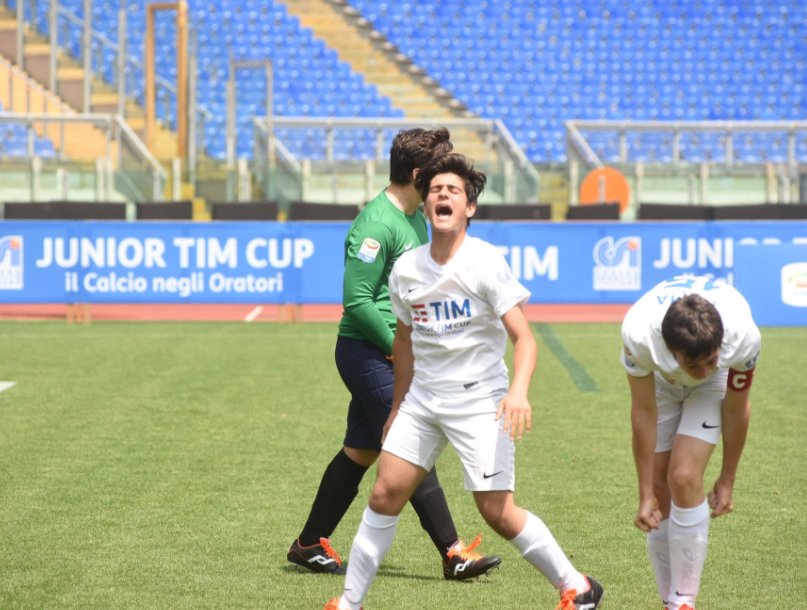 TIM_Official's tweet image. C'è euforia in campo! Giocano ora per la #JuniorTIMCup gli Oratori S. Luigi (Torino) e N.S. di Guadalupe (Roma). #TIMLive