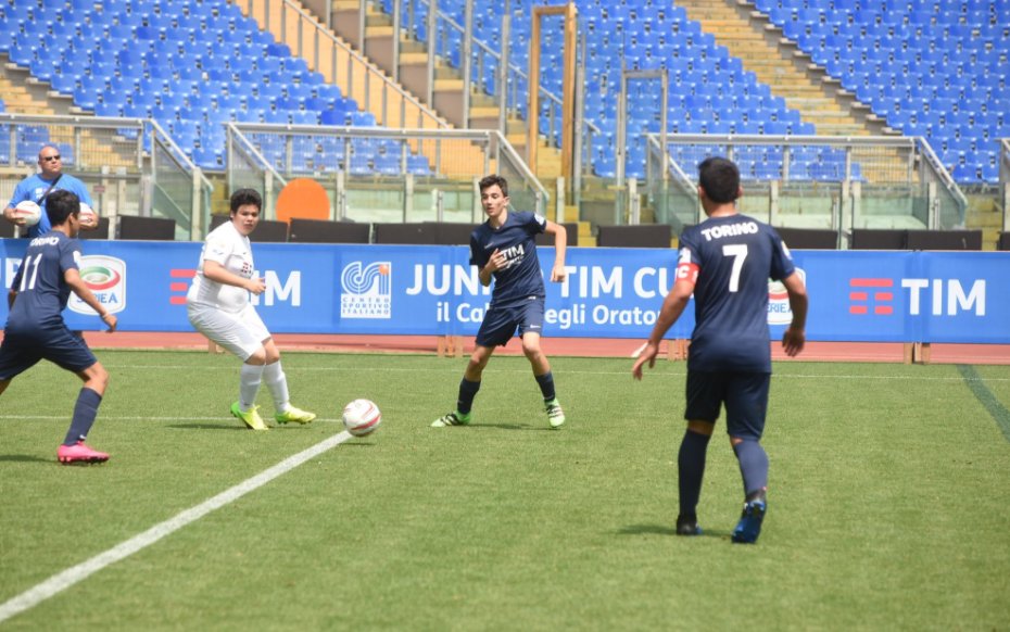 TIM_Official's tweet image. C'è euforia in campo! Giocano ora per la #JuniorTIMCup gli Oratori S. Luigi (Torino) e N.S. di Guadalupe (Roma). #TIMLive