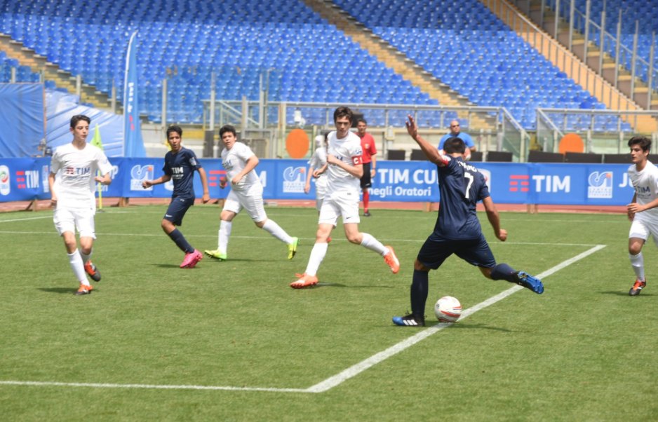 TIM_Official's tweet image. C'è euforia in campo! Giocano ora per la #JuniorTIMCup gli Oratori S. Luigi (Torino) e N.S. di Guadalupe (Roma). #TIMLive