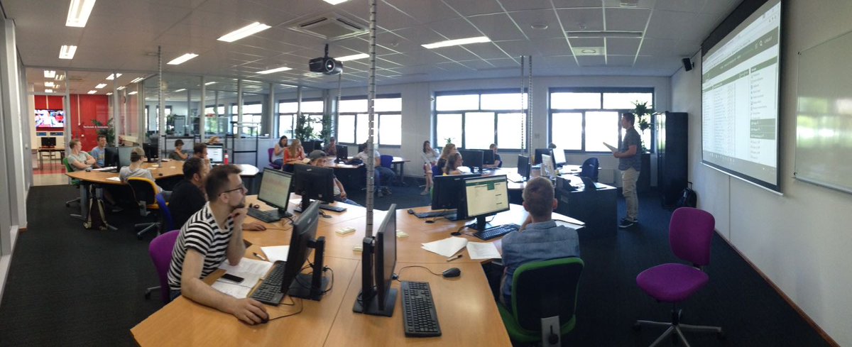 <a href="/yurialsemgeest/">Yuri Alsemgeest</a> van @letsgrownews aan het lesgeven op de HAS #bigdata #digitalgrowing #sensoring #growingbasedonanalytics #getconnected