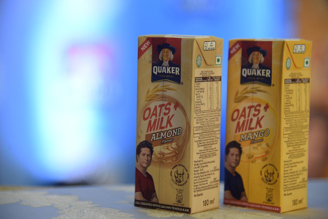 nehamishra0111's tweet photo. "Milk is important, but #plainmilk is boring" :(
@QuakerIndia heard this dilemma of many and came up with #QuakerOatsMilk 😂
Total rockstar https://t.co/FFSOtvQmtS