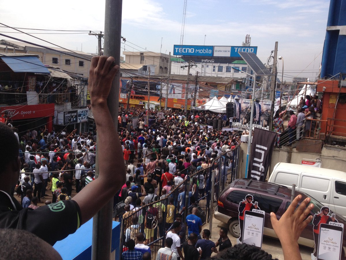 ComputerVB's tweet photo. HAPPENING NOW! COMPUTER VILLAGE PRAISE FESTIVAL
The computer village praise festival is ongoing right now and there is a huge crowd there. https://t.co/Iqfy08vMYe