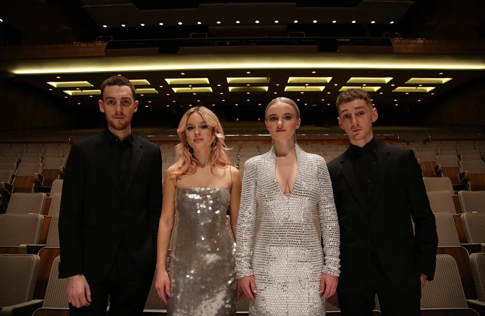 Come ogni giovedi alle 12.45 c'è #Hittranslation. Con <a href="/lorenzopalmaDJ/">lorenzo palma</a> scopriamo di cosa parla "Symphony" dei <a href="/cleanbandit/">Clean Bandit</a> e <a href="/zaralarsson/">Zara Larsson</a>!