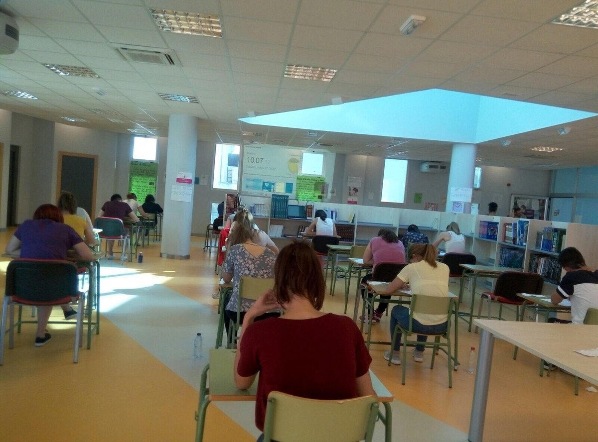 AcademiaThales1's tweet photo. Aquí unas fotos de nuestr@s alumn@s de este sábado en el examen para obtener el B1,B2y C1. Suerte a tod@s @ChemaGarciavi @Insurreccion_ https://t.co/ILclW78De5