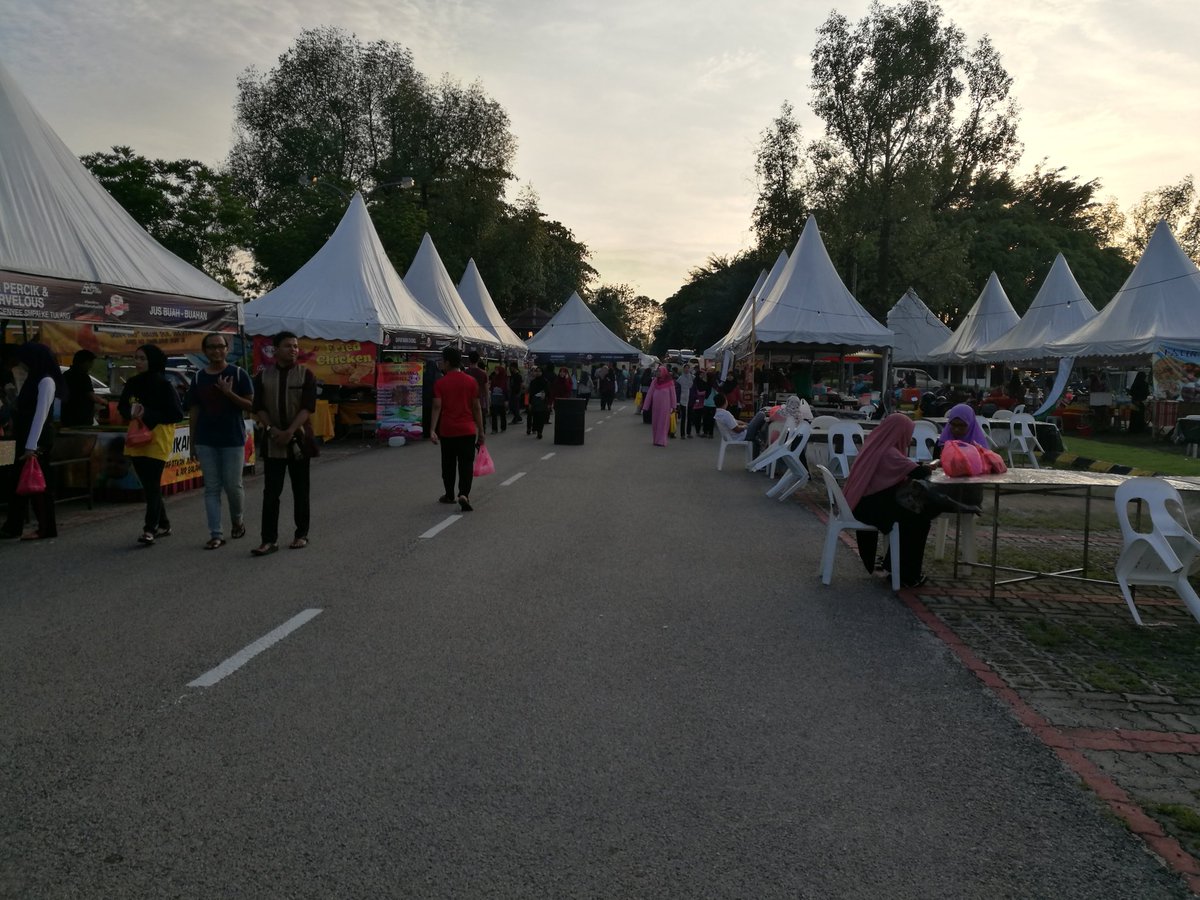 twt_malaysia's tweet photo. Sekarang di Pasar Ramadhan depan One Putra Residen, UPM. Gagal #RM10Challenge. 😁😹 https://t.co/glVQUKenr8