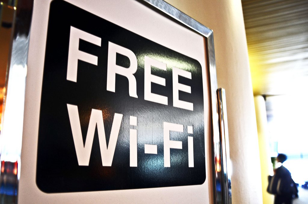 EuropeDirectNA's tweet photo. Grazie a #WiFi4EU presto #WifiGratis nei comuni di tutta Europa: piazze, parchi, ospedali e altri spazi pubblici! https://t.co/Xe56BUTh0u https://t.co/igaik9IKrr
