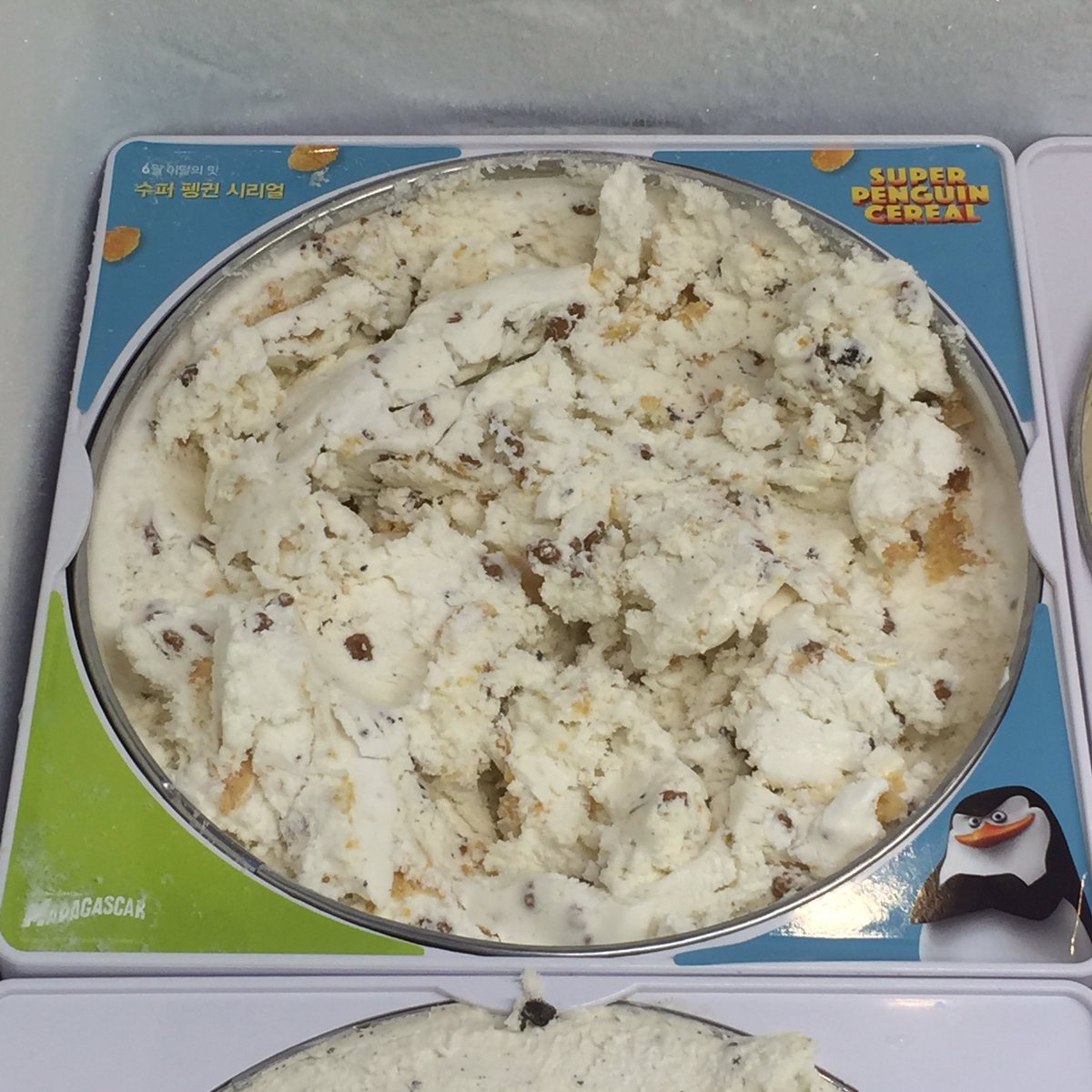 배스킨라빈스 6월 이달의 맛 수퍼 펭귄 시리얼 먹고 천국가세요 시리얼 아이스크림 베이스에 오레오쿠키 시리얼이 섞여있습니다 시리얼이랑 쿠키 눅눅함 전혀 없고 바삭해서 더 맛있어요 제발 드셔보세요