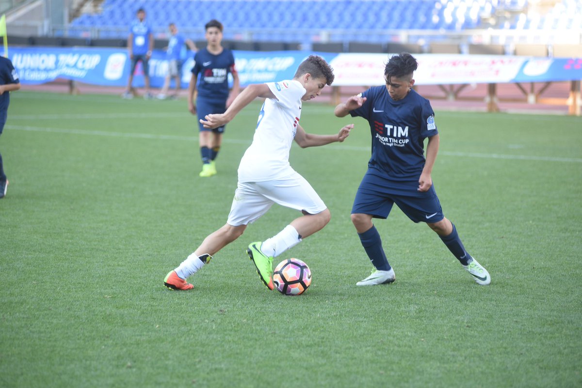 TIM_Official's tweet image. Ecco in campo i finalisti di #JuniorTIMCup! I ragazzi di Napoli (Don Guanella) e di Palermo (S. Vincenzo). Forza ragazzi! #TIMLive