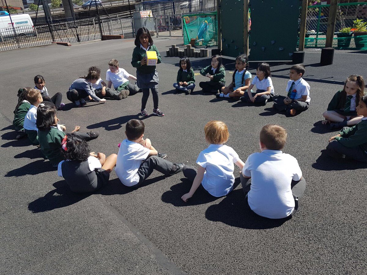 stpatrickspri's tweet image. P.3/2 Learning more about growth mindset goals for writing #circletime #learningwithtech #Big Writing 📝✏🤗