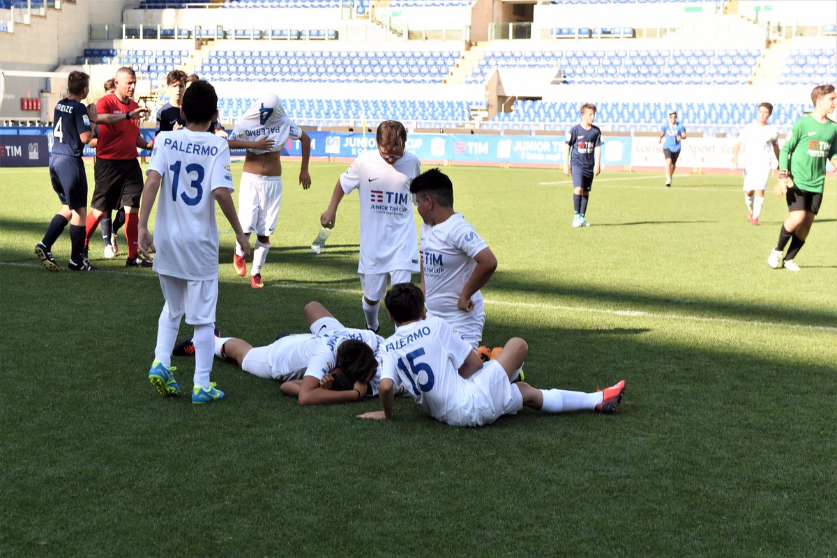 TIM_Official's tweet image. Grandi festeggiamenti per i ragazzi di Palermo e Napoli: saranno loro i finalisti della #JuniorTIMCup! #TIMLive