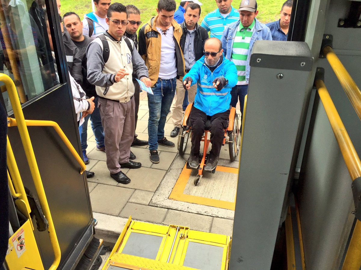 SectorMovilidad's tweet photo. Agentes de #ConsorcioExpress reconocen el #SITP y todos sus escenarios como espacios de accesibilidad de Personas con Movilidad Reducida. https://t.co/D5ttIS56Wq