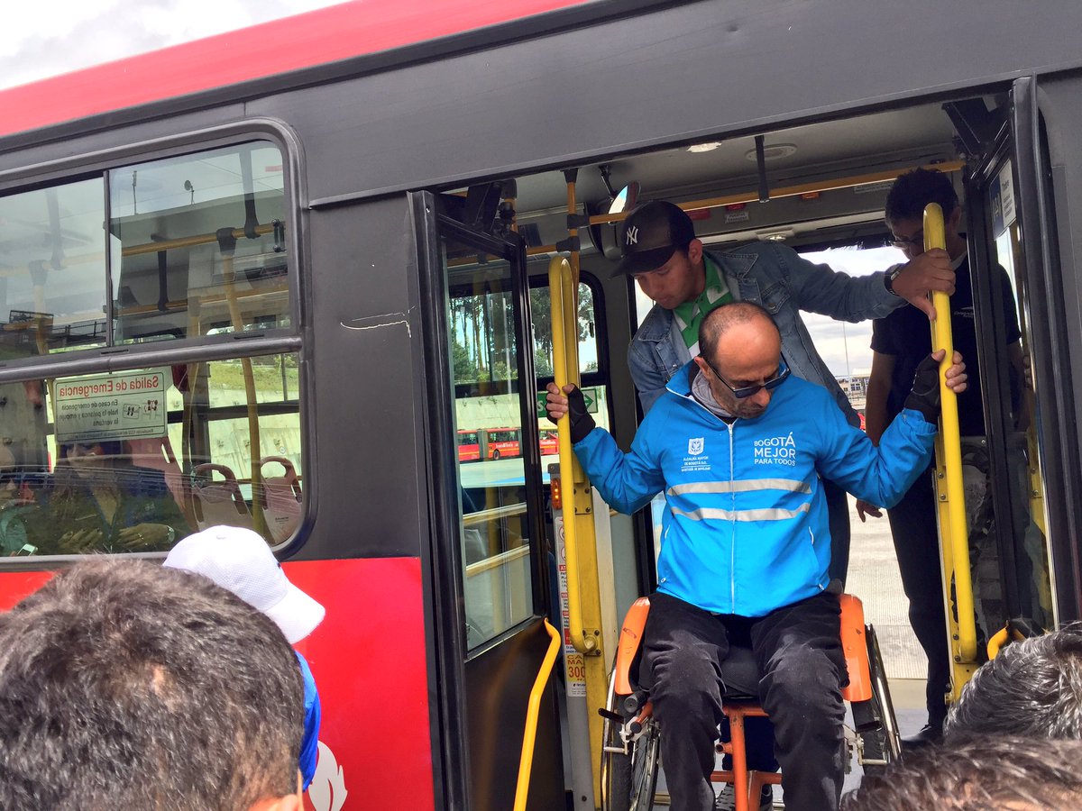 SectorMovilidad's tweet photo. Agentes de #ConsorcioExpress reconocen el #SITP y todos sus escenarios como espacios de accesibilidad de Personas con Movilidad Reducida. https://t.co/D5ttIS56Wq