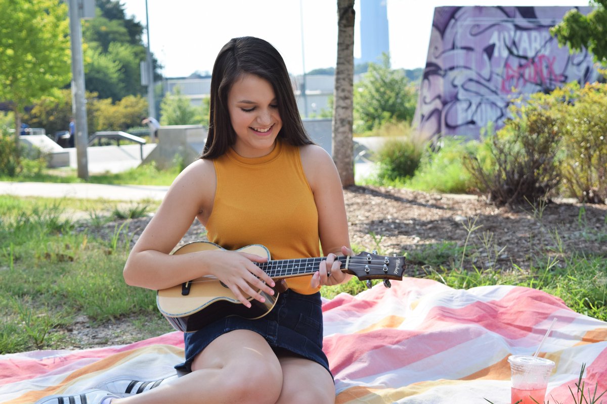 hannahzeldin's tweet photo. Throwback to playing my ukelele last summer! Can't wait for more days like this soon! 🎶 #ThrowbackThursday #ukelele https://t.co/Et4lWPs0CO