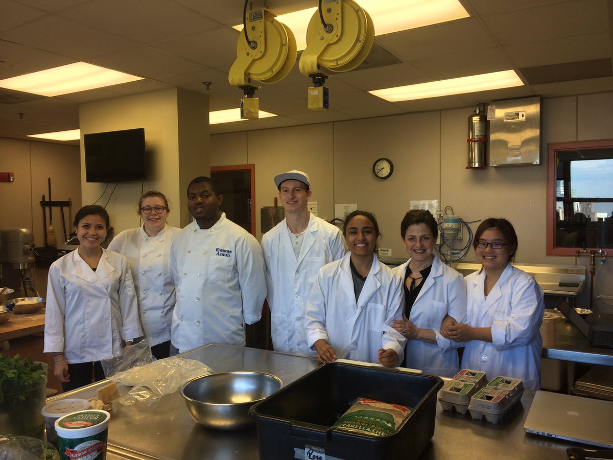 DrexelFHM's tweet image. Celebrating our last FDSC154 lab with whole wheat pizza. We can't believe it's already week 9! #drexelhsm #foodscience #culinaryscience