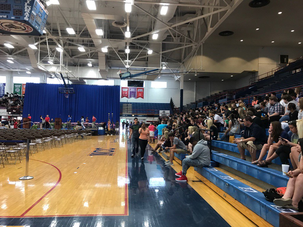 MrDeeMarler's tweet photo. Class of 2017 getting ready! #wearerhekats https://t.co/3Climf29Cx