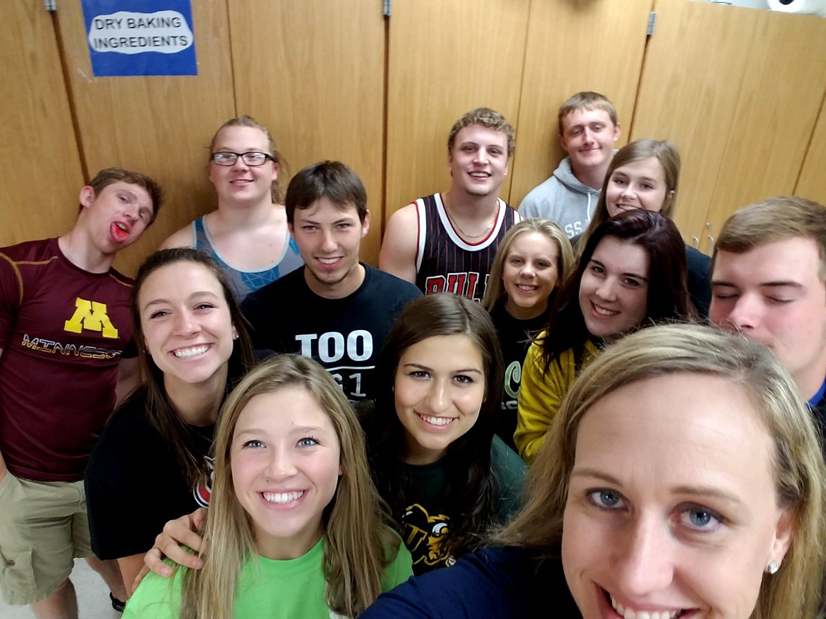 glessingfarm's tweet photo. 4th Foods II seniors ready to take on their kitchens! #foodsforlife https://t.co/vqvgp8eac5