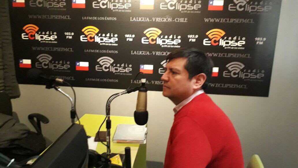 Fonasa's tweet photo. Estamos al aire en #RadioEclipse #LaLigua para explicar sobre el nuevo pago de #BonoConsultaMédica en #CajaVecina en tu #Barrio #Valparaíso https://t.co/0VQuz6Jyck