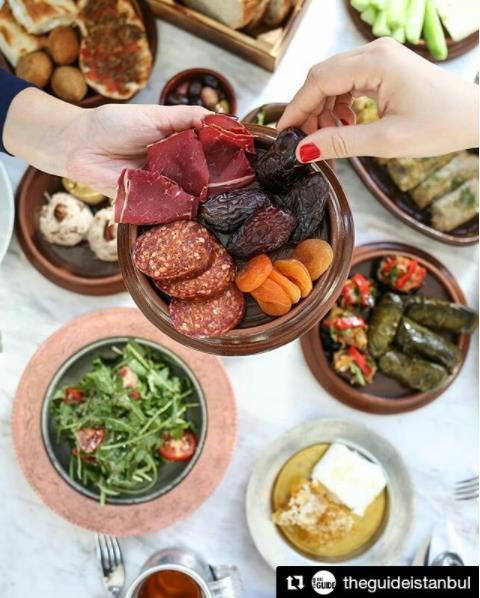 HiltonBomonti's tweet image. They say sharing is caring, and this is what iftar tables in Ramadan are for. #hiltonistanbulbomonti #theguideistanbul #hiltonbomonti