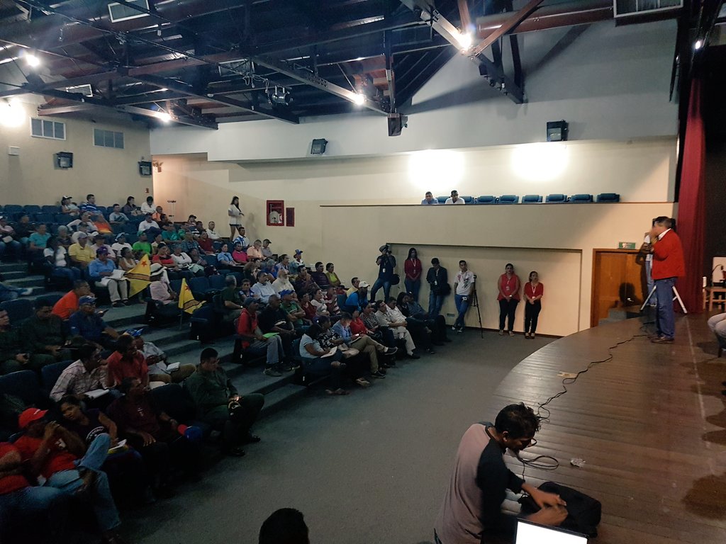 #Ahora en conversatorio con pescadores (as) y campesinos (as) de #NuevaEsparta .@CarlosMataCMF .@GobNuevaEsparta