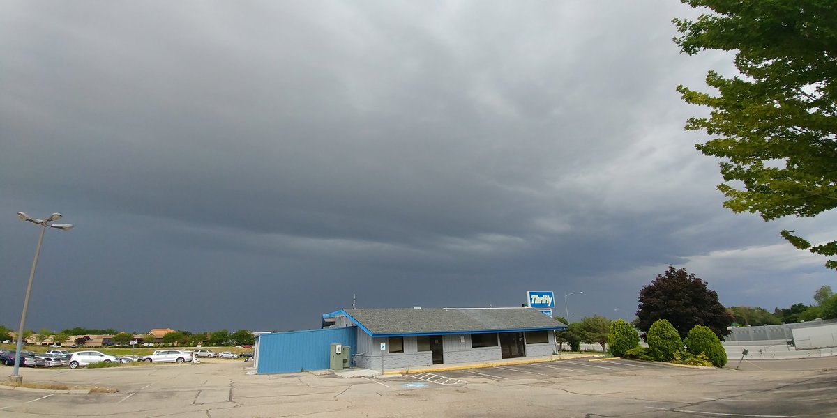 RadSteven's tweet photo. @ChaseThomason I'm visiting Boise, ID with family and look at this amazong thunderstorm rollong in https://t.co/15fcN727uy