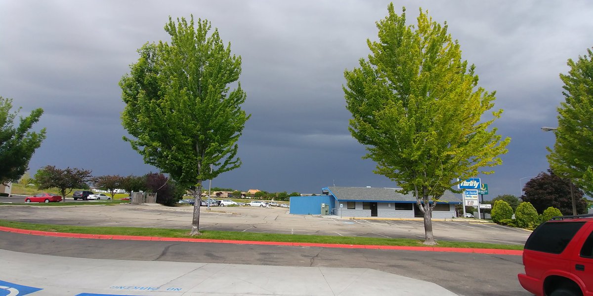 RadSteven's tweet photo. @ChaseThomason I'm visiting Boise, ID with family and look at this amazong thunderstorm rollong in https://t.co/15fcN727uy