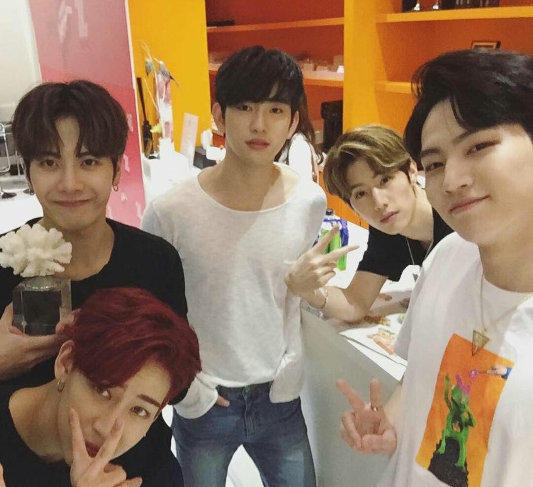 markjin9's tweet photo. THEY ALL LOOK SO BOYFRIENDS. https://t.co/3S11rGF8xR