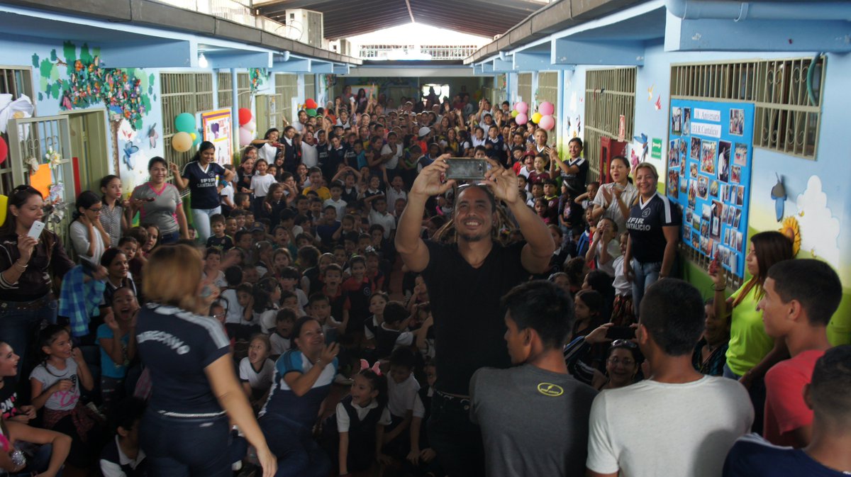 Monagas_SC's tweet photo. 📸 Nuestro capitán @Angelstyle1 y los juveniles del equipo visitaron 'Cantalicio', colegio formador de Samuel Barberi #TodosSomosGuerreros 🔵🔴 https://t.co/7PaCUJrTns