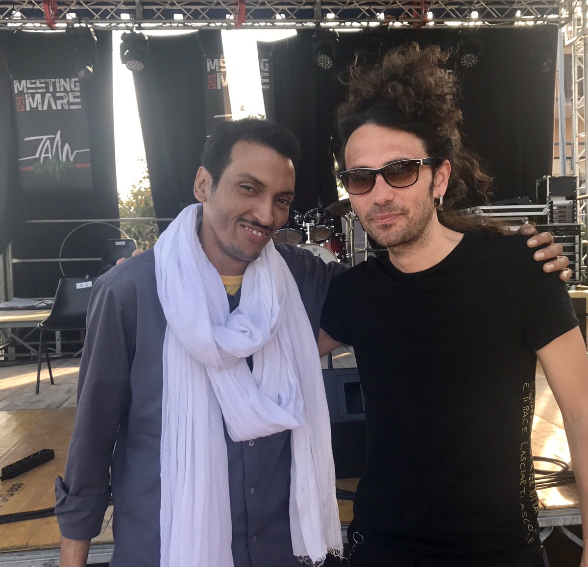 2 anni fa ascoltai <a href="/BombinoOfficial/">Bombino</a> al <a href="/Barezzifestival/">Barezzi Festival</a> di Parma, trascinante ed evocativo. È un piacere ritrovarlo oggi al <a href="/MeetingdelMare/">Meeting del Mare</a>!
