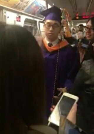 GratitudeDNA's tweet photo. น้องนั่งรถไฟใต้ดิน(ยืนซะมากกว่า)ในนิวยอร์คไปงานรับปริญญาแต่รถเสียติดอยู่ในอุโมงค์เกือบ3���ม.ไปร่วมพิธีไม่ทันคนบนรถไฟฟ้าช่วยกันจัดงานให้น้องแทน https://t.co/xGlvZGpztP