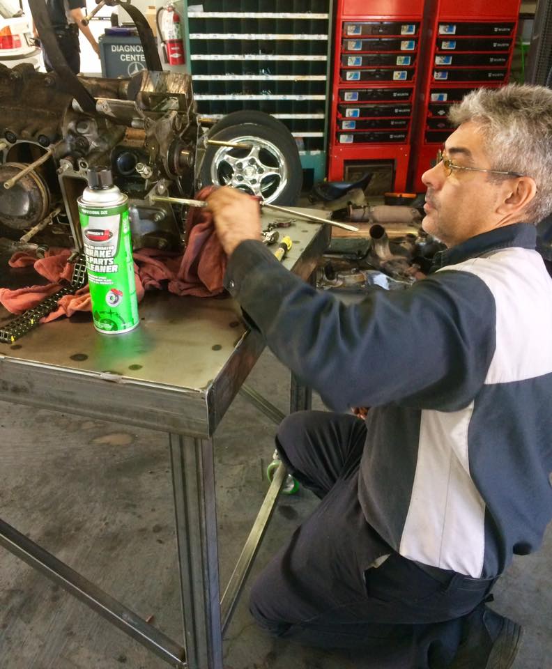 SunValleyImport's tweet image. At SVI we treat your car with respect... after we take it apart. Meet Derek, our Porsche expert resealing a 1992 Porsche 911.