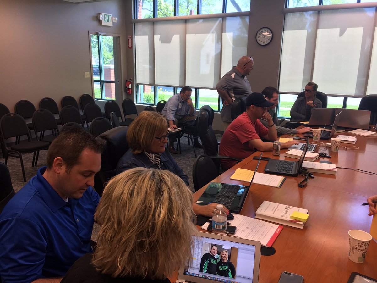 Holly_Stachler's tweet photo. #ycsEDU building admin setting up Canvas courses for T staff development/blended PD @PVElementary @YESYorktown @YorktownMS  @YorktownHighSch https://t.co/V0zEaEToiq