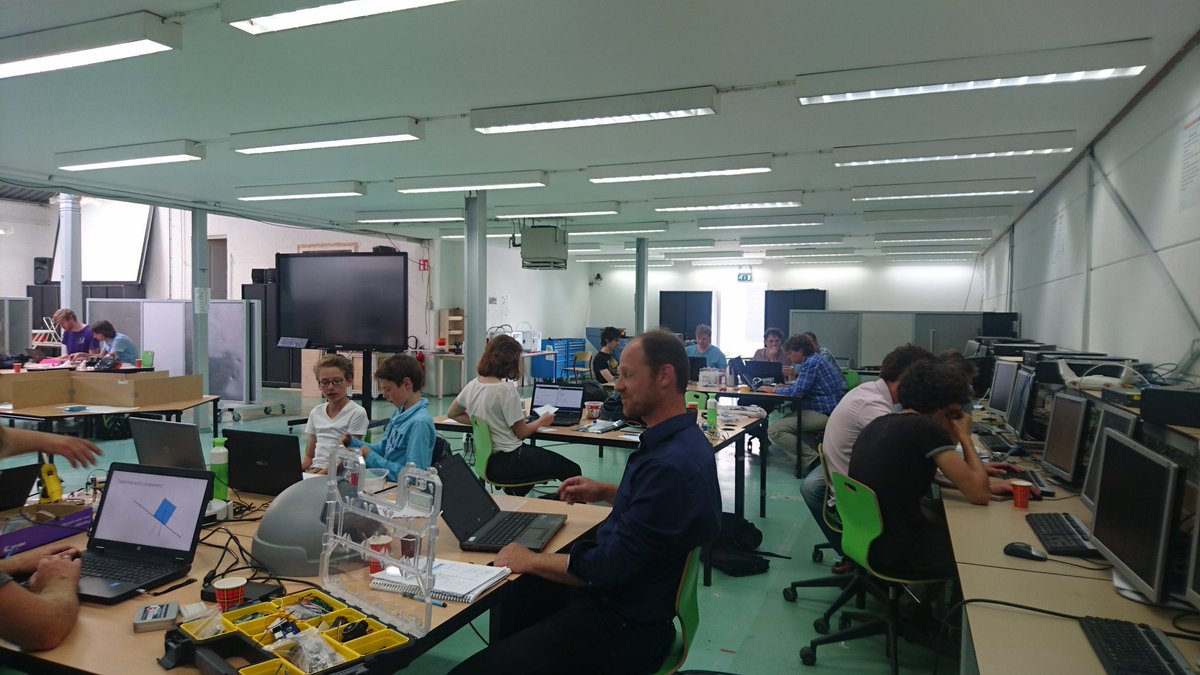 jeanpierrenelk's tweet image. Heerlijk gegeten, nu weer snel verder met #arduinochallenge bij High Tech Centre Delft #makered #watmaakjij