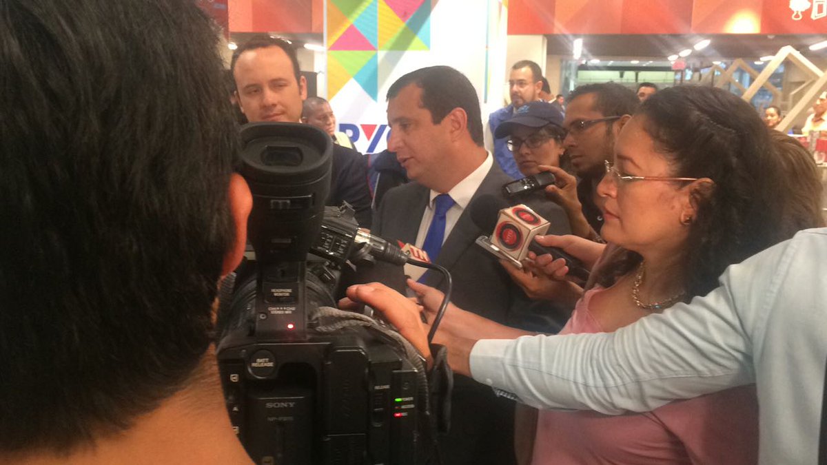 SRIoficialEc's tweet photo. .@LeoOrlandoA recorre #Guayaquil e informa a locales Textil La Burda y Pycca que #IVAregresaAl12% desde hoy y verifica correcta aplicación https://t.co/kYhub9ut6W